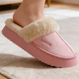 Pantuflas de mujer color rosado con plataforma, forro interior de corderito sintético color beige y detalle bordado con la palabra 'breze' en el lateral.