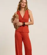 Pantalón pantalona de ribana color negro, con cintura elástica y textura acanalada.