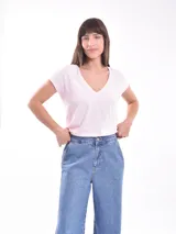 Remera negra de manga corta con escote en V, corte clásico y holgado.