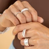 Anillo de plata 925 con diseño de banda ancha y acabado mate.