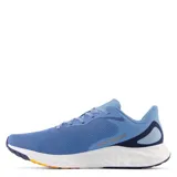 Championes de running New Balance modelo Fresh Foam Arishi V4, color azul con detalles en azul marino y plateado. Presentan capellada de malla transpirable, logo lateral característico y entresuela con tecnología Fresh Foam para mayor amortiguación.