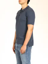 Polo de piqué color rojo, manga corta, con cuello y tapeta de botones al tono.