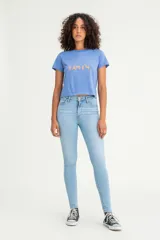 Jeans de tiro alto color celeste, ajustados en cadera y muslos, con pierna skinny y cierre de cremallera.