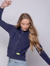 Canguro azul marino con capucha, cierre frontal y bolsillos tipo canguro.