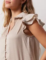 Camisa azul marino de satén, marca Alex & Lili. Cuello con solapa y escote en V. Apertura central con botones y sisas con volados.