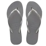 Sandalias de dedo Havaianas modelo Slim, de color gris con tiras finas metálicas.