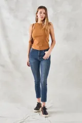 Musculosa color ocre de algodón peinado con cuello redondo y corte ajustado.