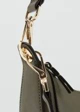 Cartera tipo hobo de diseño ovalado en color verde militar, con asa corta de hombro ajustable, herrajes metálicos dorados y cierre de cremallera superior.