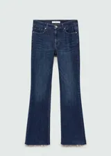 Jeans tiro medio de corte campana y estilo flare, con diseño de cinco bolsillos, trabillas para cinto y cierre delantero de cremallera y botón.