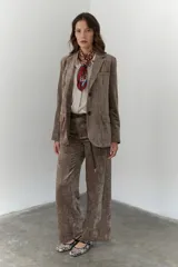 Blazer marrón de terciopelo con solapas de muesca, cierre frontal con un botón, bolsillos delanteros y forro con estampado animal print.