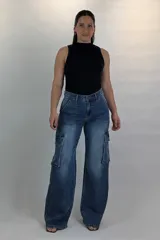 Pantalón wide leg de jean azul con lavado localizado, tiro medio y bolsillos cargo laterales.