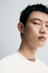 Sudadera negra de corte relaxed fit, confeccionada en tejido técnico interlock de algodón con elasticidad. Presenta cuello redondo, manga larga y una etiqueta aplicada en el bajo. Los acabados son en rib.