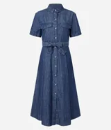 Vestido midi de jean azul, de manga corta, con bolsillos frontales con solapa, cierre frontal de botones y cinturón ajustable para anudar en la cintura.