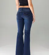 Jean azul de tiro medio, corte ajustado y diseño clásico con bolsillos traseros con solapa y costuras en contraste.