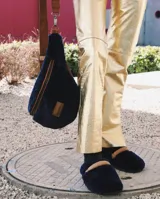 Pantuflas cerradas de cuero azul con detalle de hebilla y suela de goma.