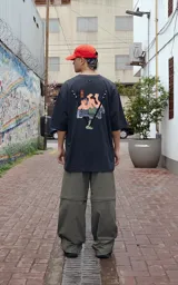 Remera oversize de manga corta color gris carbón, con diseño holgado y estampado gráfico en la espalda de inspiración japonesa.