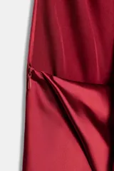 Vestido largo de satén color lila, con cuello halter y diseño fluido.