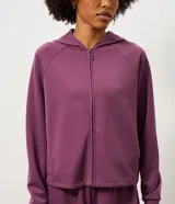 Campera deportiva Get Over de modal canelado color lila, con capucha, cierre frontal con cremallera, mangas largas raglán y puños elastizados.