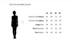 Short amarillo de tiro alto con gran volumen, elástico en la parte trasera y cordón de ajuste en la cintura.