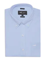 Camisa de vestir de manga larga color celeste RKF, con cuello abotonado, cierre frontal de botones y un bolsillo en el pecho con el logo bordado.