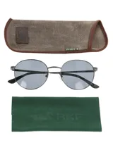 Lentes de sol RKF modelo Mezzano con armazón redondo de acero inoxidable 100% reciclado en color negro y cristales grises polarizados con protección UV.