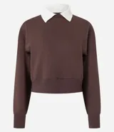 Sweater marrón de algodón con cuello polo blanco contrastante, mangas largas y rib en puños y ruedo.