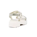 Sandalia Vizzano de plataforma chunky color beige con suela dentada. Cuenta con una tira delantera fina y una tira ancha en el empeine con cierre ajustable, ambas decoradas con pedrería brillante.