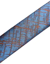 Corbata de seda azul marino con estampado paisley en tonos rosados y blancos.