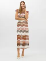Vestido midi confeccionado en tejido de punto calado, con patrón geométrico en zigzag en tonos blanco, marrón, tostado y azul. Presenta escote a la base, mangas cortas con volados en los hombros, silueta recta y forro interior a tono. Incluye un cinturón fino con hebilla metálica.
