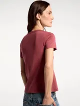 Camiseta básica de algodón color blanco, con cuello redondo y mangas cortas, de corte ajustado.