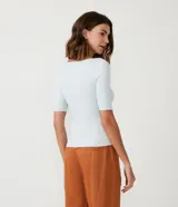 Blusa de punto acanalada color marfil, con cuello barco y mangas cortas, de corte ajustado al cuerpo de la marca Marfinno.