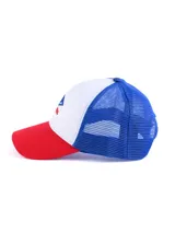 Gorro trucker oficial del Club Nacional de Football, con frente blanco, visera roja y malla azul. Presenta el logo de Umbro bordado en azul y la palabra "NACIONAL" en rojo en el frente.