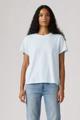 Remera celeste de manga corta, cuello redondo y corte recto, confeccionada en algodón suave.