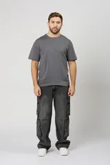 Jean baggy cargo color gris oscuro, con múltiples bolsillos laterales y diseño amplio de corte recto.