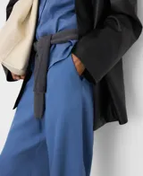 Pantalón barrel fit de lyocell color azul, con cintura elástica, bolsillos laterales y largo tobillero.