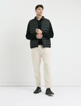 Pantalón jogging de tejido circular con cintura elástica y cordón ajustable. Presenta puños elastizados en el ruedo y bolsillos laterales.