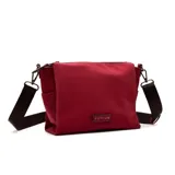 Cartera bandolera Korium color rojo, con diseño rectangular, cierre superior y correa ajustable. Presenta un aplique metálico con el logo de la marca en la parte frontal.