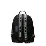 Mochila Tiffosi Deluxe color negro con diseño geométrico hexagonal grabado en relieve. Cuenta con un compartimento principal con cierre, un bolsillo frontal con cierre y detalle de logo metálico en la parte delantera.