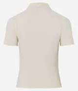 Blusa polo corta de algodón con elastano, color marfil, de manga corta con borde tipo frufrú, cuello camisero y cierre frontal con tres botones.