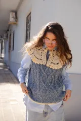 Accesorio de crochet tejido a mano, diseñado con un patrón calado en forma de cuello grande, ideal para superponer sobre otras prendas.