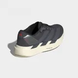 Championes de running Adidas Adizero Evo SL, color gris oscuro con entresuela de espuma Lightstrike Pro en tono crema y las características tres tiras de la marca en un tono gris más claro.