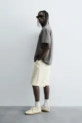 Camiseta celeste de corte holgado, cuello redondo y manga corta.