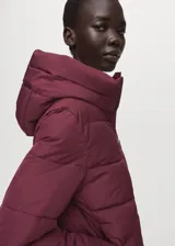 Chaqueta puffer estilo acolchado color bordó, con capucha ajustable y cierre frontal con cremallera.