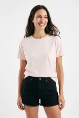 Remera básica de manga corta y cuello redondo, color negro, de corte clásico y ajuste cómodo.