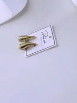 Aros dorados con diseño en forma de gota y acabado brillante.