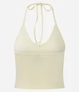 Top cropped de algodón color amarillo pálido, con escote en V pronunciado y tirantes finos que se atan en la nuca (estilo halter). El tejido es acanalado.