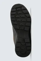 Zapatilla de cordones con parte superior de piel con acabado serraje, horma redonda, suela con volumen y piso track.