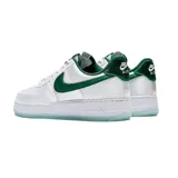 Championes Nike Air Force 1 07, con diseño de corte bajo en color blanco y detalles en verde esmeralda en el swoosh, talón y forro interior. Presentan una suela de goma con acabado traslúcido y tecnología Air.