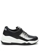 Sneaker Cat modelo Watchful, color negro con detalles en plateado texturizado y suela blanca de plataforma.