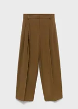 Pantalón wide leg de tiro medio en color verde militar, con diseño de pinzas, trabillas y bolsillos laterales. Cuenta con cierre delantero oculto.